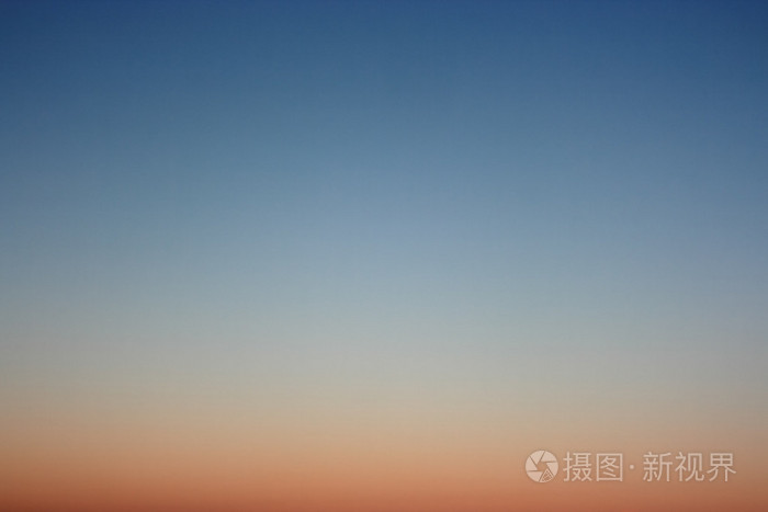 傍晚的天空无云