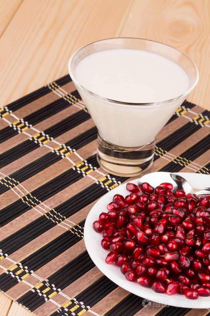 牛奶与谷物的石榴