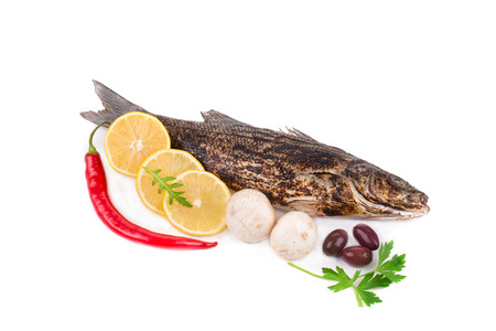 烤海鲈鱼配蔬菜在板上