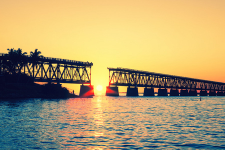 日落与著名的断桥