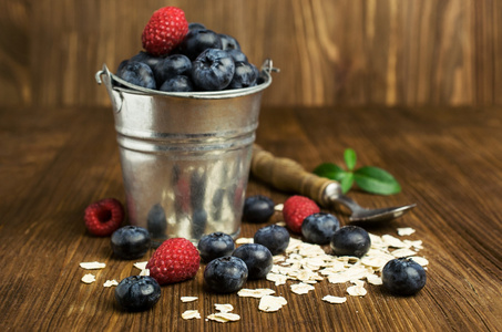 蓝莓 覆盆子和燕麦在一桶
