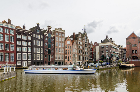 水运河与观光旅游船在阿姆斯特丹，荷兰