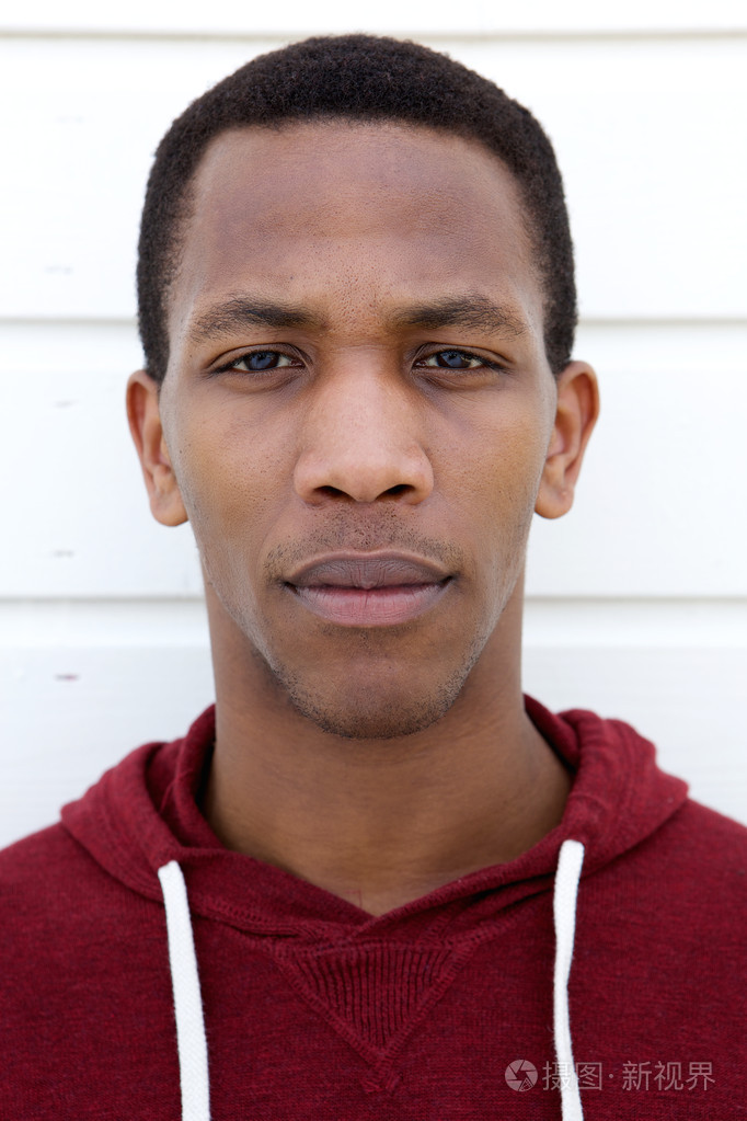 一个年轻的非洲人脸肖像