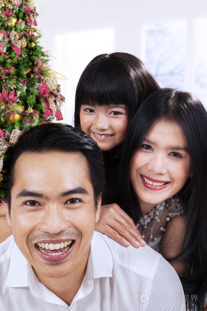 幸福的家庭,在家里一起大笑