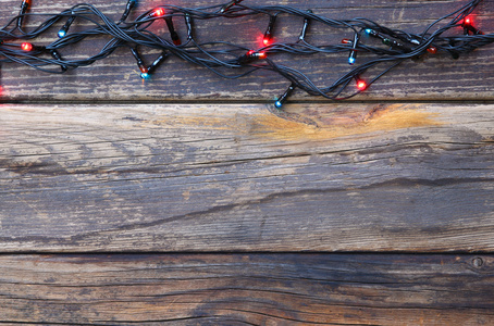 木制仿古背景圣诞彩灯。已过滤的图像