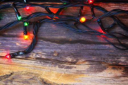 木制仿古背景圣诞彩灯。已过滤的图像
