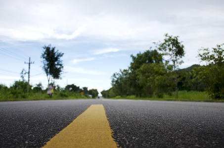 在农村低角度与模糊背景的道路