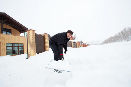 男子清洗雪铲