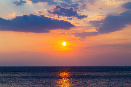 在海上日落