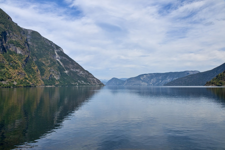 在峡湾山