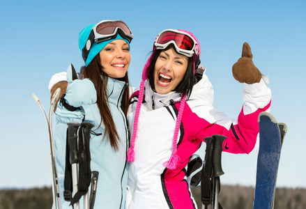 两个女的下坡滑雪者朋友大拇指