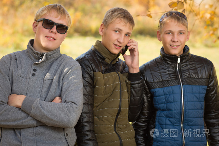 一群年轻男人的肖像