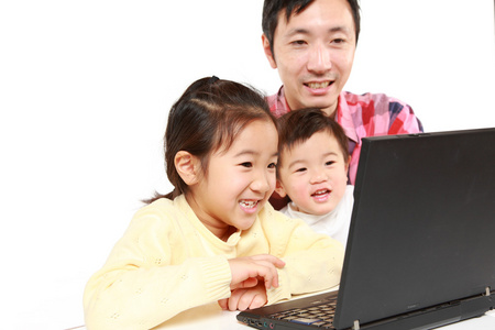 父亲和孩子在膝上型电脑上
