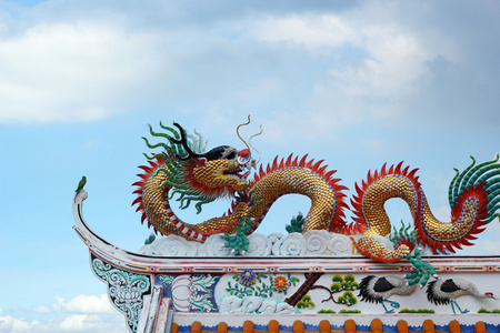在庙内,与天空中的龙照片