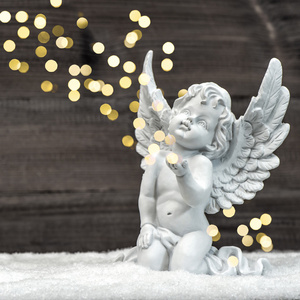 卫报  的小天使，带辉煌的灯光。圣诞装饰