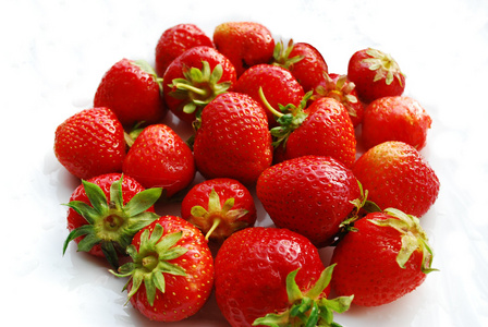 成熟的草莓在白色背景上