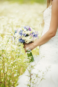 新娘和新娘的花束