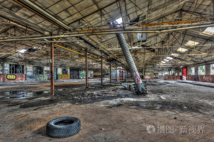 在一家废弃工厂的破旧的仓库