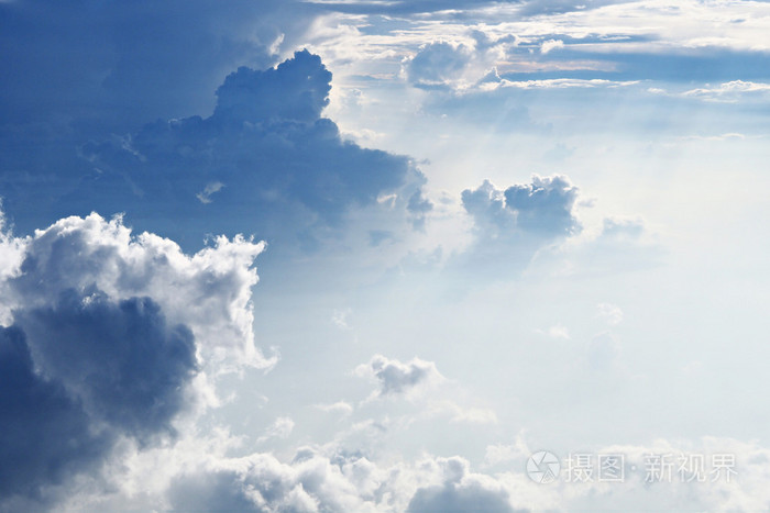 白色的天空和软绵绵的云