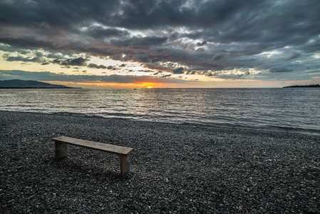 日落海滩上的空板凳