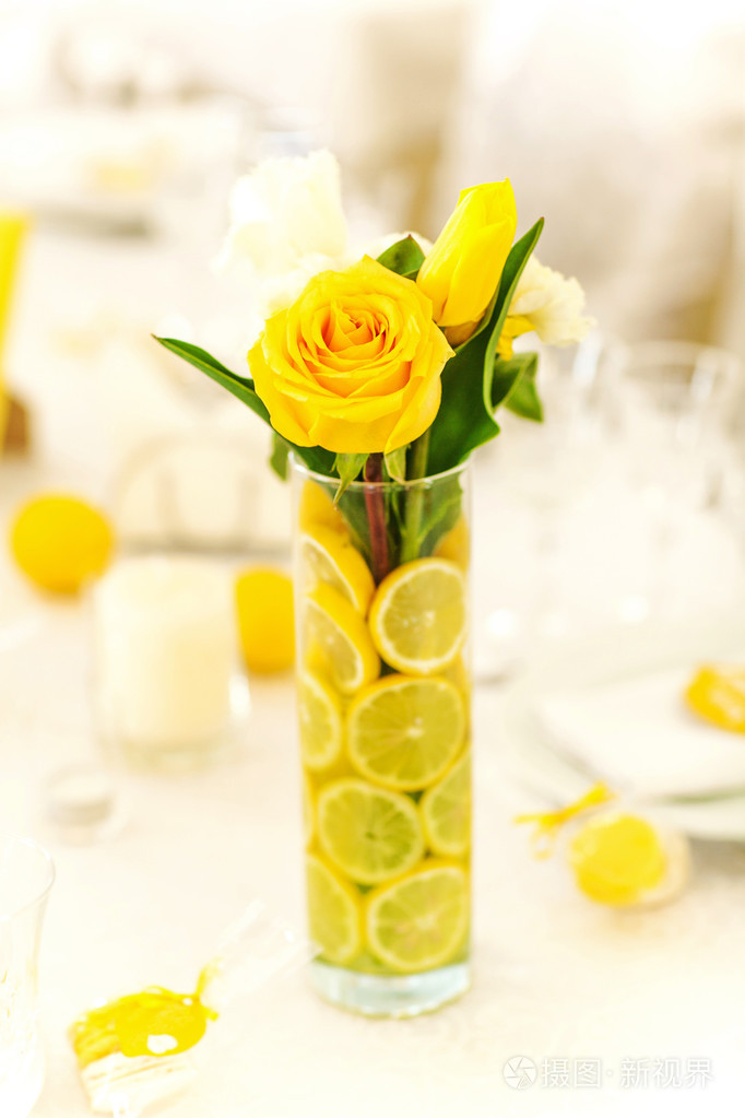 黄玫瑰插在花瓶里用柠檬