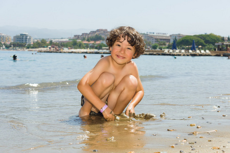 男孩在沙滩上玩