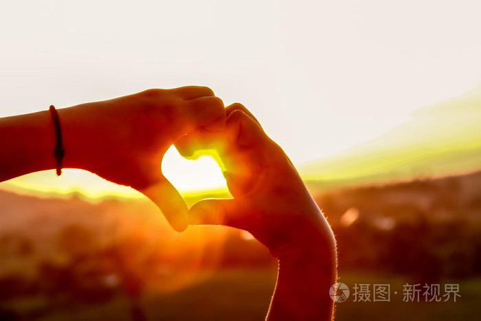 心符号人手所造的两个太阳的光与设置