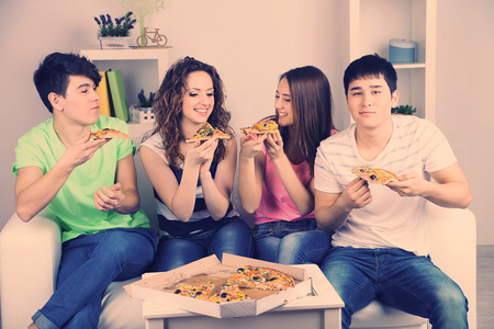年轻的朋友们吃披萨