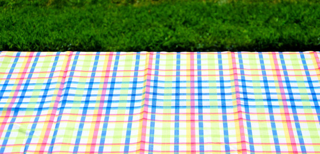 在桌子上的野餐桌布
