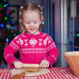 可爱的小女孩，烘烤圣诞姜饼曲奇饼