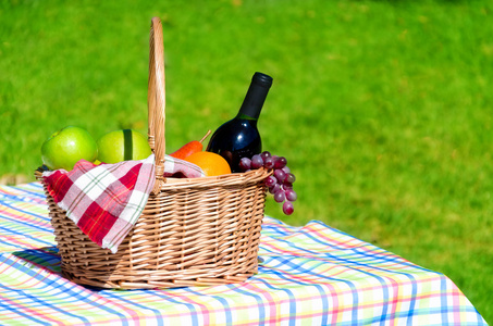 野餐篮水果和酒