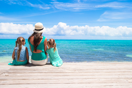 年轻的母亲和小女儿在热带度假期间