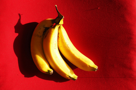 香蕉在红色背景