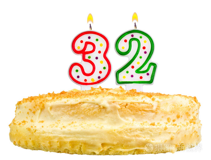 生日蛋糕蜡烛数三十二孤立