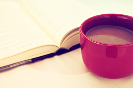 打开书，喝杯咖啡复古色调浅色