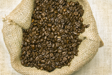 完整的咖啡豆的麻布袋