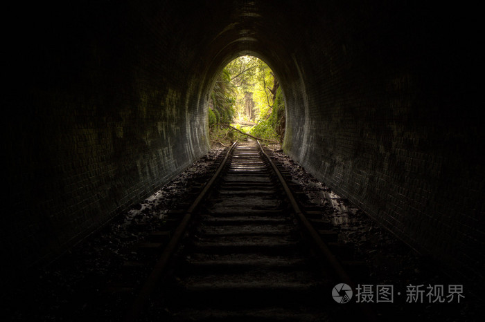 自然光线在隧道的尽头