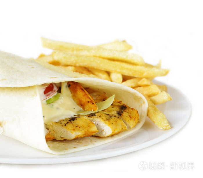 墨西哥鸡肉卷和酱和炸薯条