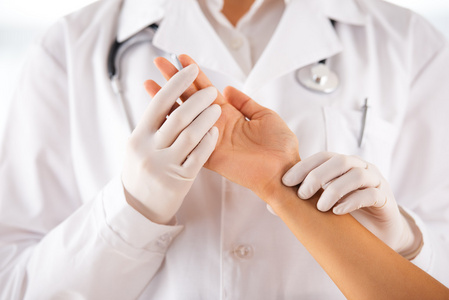 老中医把脉医生把脉照片