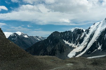 在阿尔泰山