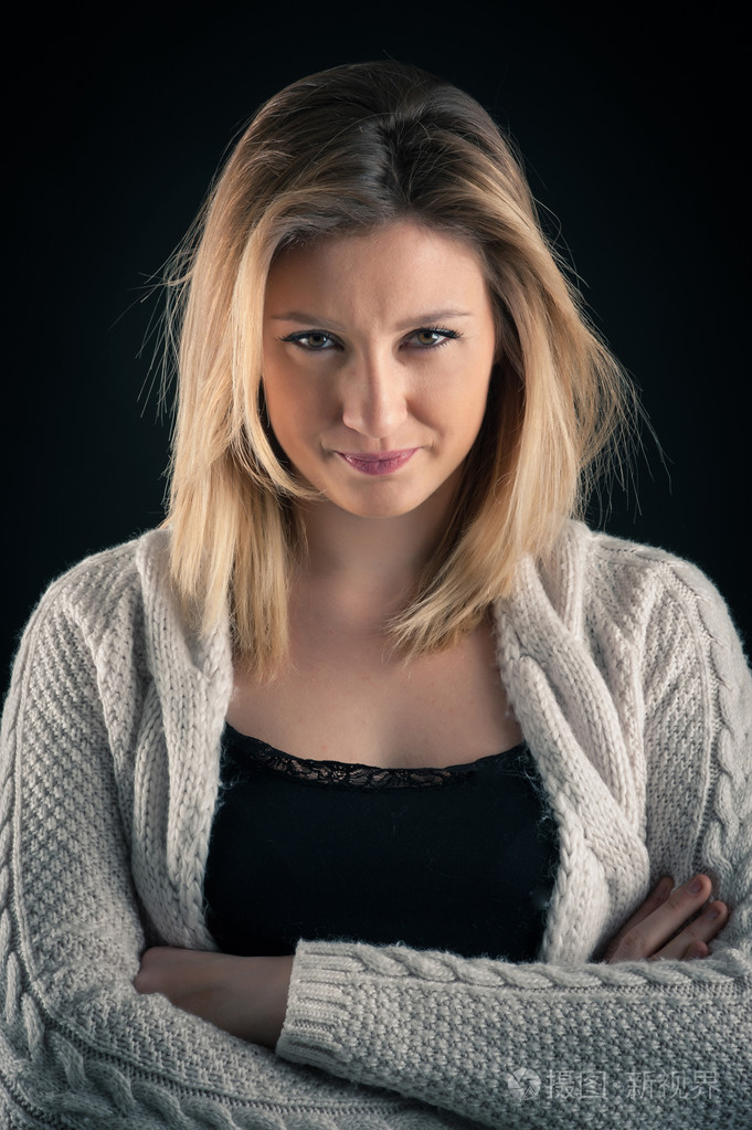 失望的金发女人特写肖像