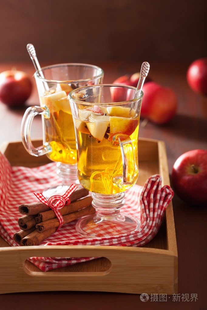 glass的橙色和香料冬天喝温热苹果酒