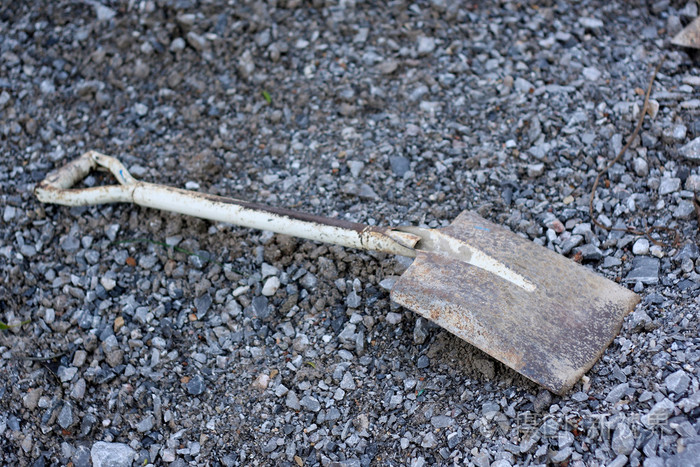 生锈的铲子的砾石