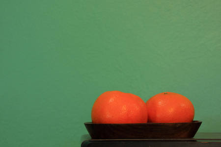 木托盘上的两个橘子