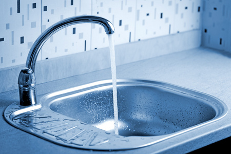 水龙头水流图片