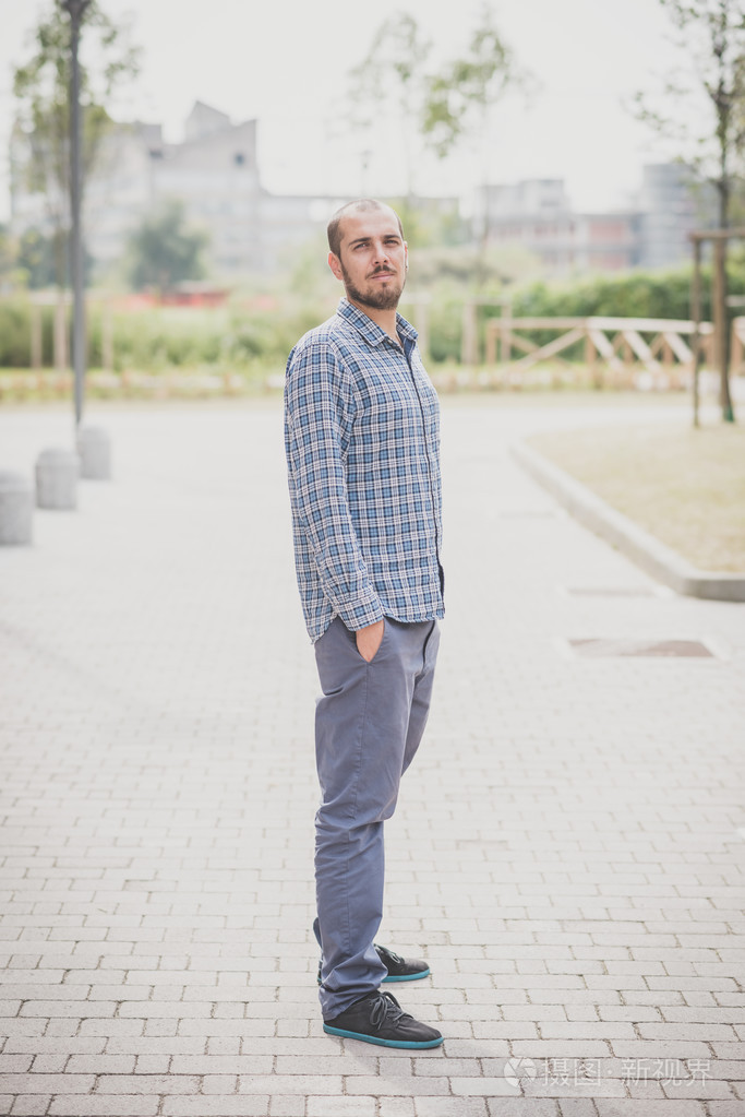 英俊的时髦休闲多任务现代人