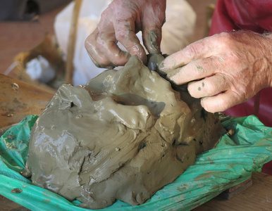 那位老工匠创建使用熟练的双手泥面膜