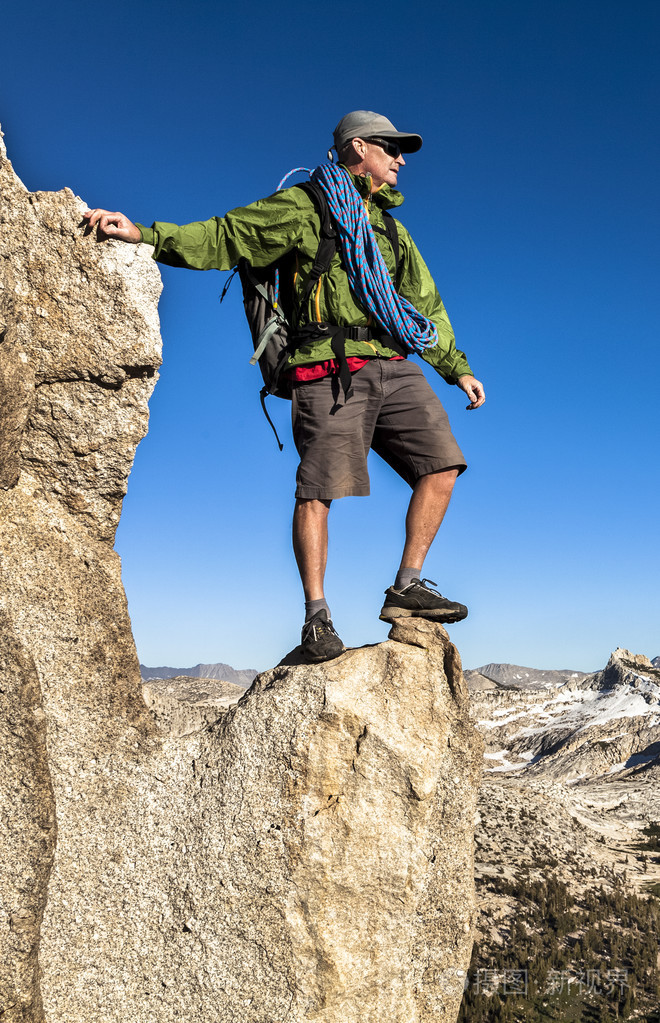 边缘上的登山者照片-正版商用图片1h5mwq-摄图新视界