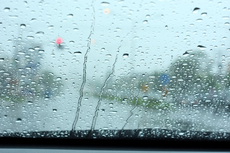 通过车窗雨路视图滴眼液