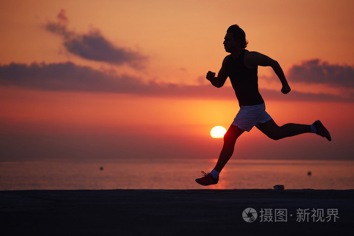 肌肉发达的跑步者在亚马逊海滩慢跑的剪影